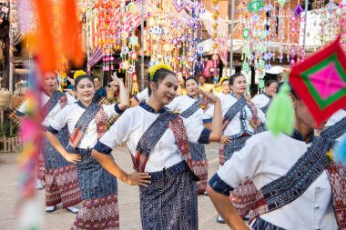 Tayland 'ın Khon Kaen ilinin İpek Fuarı' nda geleneksel Tayland Dansı. Tayland, Khon Kaen, 5 Aralık 2024