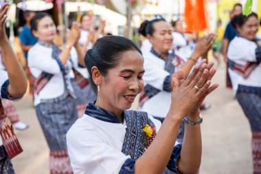 Tayland 'ın Khon Kaen ilinin İpek Fuarı' nda geleneksel Tayland Dansı. Tayland, Khon Kaen, 5 Aralık 2024