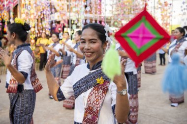 Tayland 'ın Khon Kaen ilinin İpek Fuarı' nda geleneksel Tayland Dansı. Tayland, Khon Kaen, 5 Aralık 2024