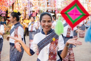 Tayland 'ın Khon Kaen ilinin İpek Fuarı' nda geleneksel Tayland Dansı. Tayland, Khon Kaen, 5 Aralık 2024