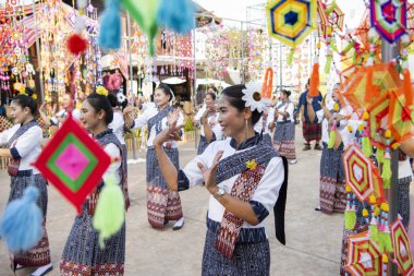 Tayland 'ın Khon Kaen ilinin İpek Fuarı' nda geleneksel Tayland Dansı. Tayland, Khon Kaen, 5 Aralık 2024