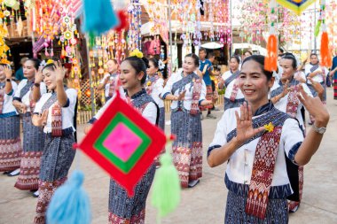 Tayland 'ın Khon Kaen ilinin İpek Fuarı' nda geleneksel Tayland Dansı. Tayland, Khon Kaen, 5 Aralık 2024