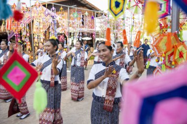 Tayland 'ın Khon Kaen ilinin İpek Fuarı' nda geleneksel Tayland Dansı. Tayland, Khon Kaen, 5 Aralık 2024