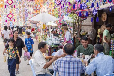 Tayland 'ın Khon Kaen ilinin şehir merkezindeki İpek Fuarı' nda sokak yemekleri. Tayland, Khon Kaen, 5 Aralık 2024