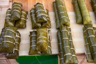 Tayland 'ın Khon Kaen ilinin İpek Fuarı' nda sokak yemeklerinde yapışkan pirinç. Tayland, Khon Kaen, 5 Aralık 2024