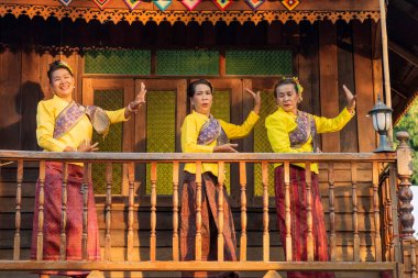 Tayland 'ın Khon Kaen ilinin İpek Fuarı' nda geleneksel Tayland Dansı. Tayland, Khon Kaen, 4 Aralık 2024