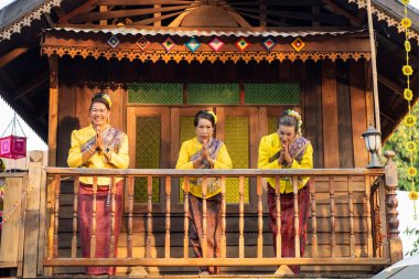 Tayland 'ın Khon Kaen ilinin İpek Fuarı' nda geleneksel Tayland Dansı. Tayland, Khon Kaen, 4 Aralık 2024