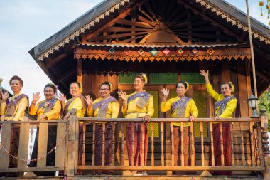 Tayland 'ın Khon Kaen ilinin İpek Fuarı' nda geleneksel Tayland Dansı. Tayland, Khon Kaen, 4 Aralık 2024