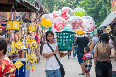 Tayland 'da Khon Kaen ilinin İpek Fuarı' nda Marketstreet. Tayland, Khon Kaen, 5 Aralık 2024