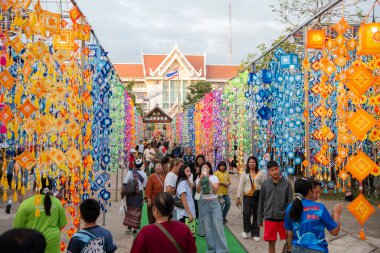 Tayland 'ın Khon Kaen ilinin İpek Fuarı' nda renkli bir cadde. Tayland, Khon Kaen, 5 Aralık 2024