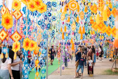 Tayland 'ın Khon Kaen ilinin İpek Fuarı' nda renkli bir cadde. Tayland, Khon Kaen, 5 Aralık 2024