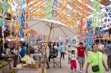 Tayland 'ın Khon Kaen ilinin İpek Fuarı' nda renkli bir cadde. Tayland, Khon Kaen, 5 Aralık 2024