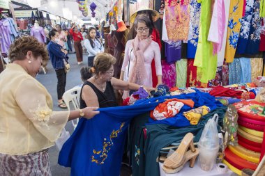 Tayland 'ın Khon Kaen ve Khon Kaen ilindeki İpek Fuarı' nda Tayland İpek Elbise Pazarı. Tayland, Khon Kaen, 5 Aralık 2024
