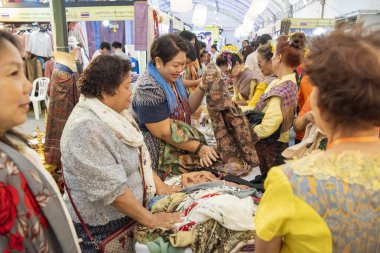 Tayland 'ın Khon Kaen ve Khon Kaen ilindeki İpek Fuarı' nda Tayland İpek Elbise Pazarı. Tayland, Khon Kaen, 5 Aralık 2024