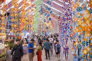 Tayland 'ın Khon Kaen ilinin İpek Fuarı' nda renkli bir cadde. Tayland, Khon Kaen, 5 Aralık 2024