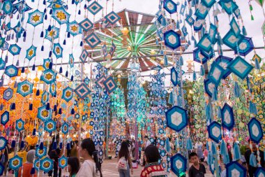 Tayland 'ın Khon Kaen ilinin İpek Fuarı' nda renkli bir cadde. Tayland, Khon Kaen, 5 Aralık 2024