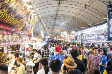 Tayland 'da Khon Kaen ilinin İpek Fuarı' nda Marketstreet. Tayland, Khon Kaen, 5 Aralık 2024
