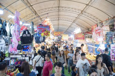 Tayland 'da Khon Kaen ilinin İpek Fuarı' nda Marketstreet. Tayland, Khon Kaen, 5 Aralık 2024