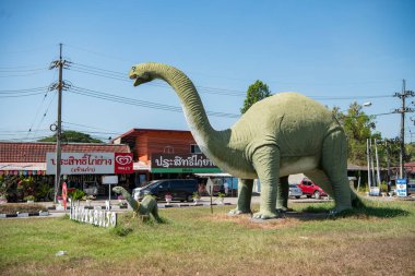 Tayland 'ın Khon Kaen ilindeki Amphoe Phu Wiang köyünde bir dinozor anıtı. Tayland, Khon Kaen, 6 Aralık 2024