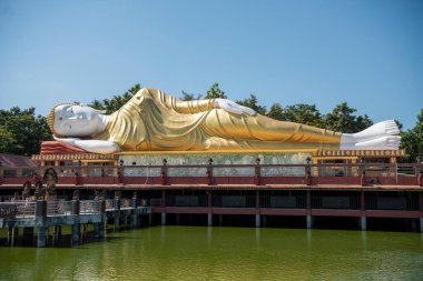 Tayland 'ın Khon Kaen ilindeki Amphoe Phu Wiang' da Wat Pa Kittiyanusorn 'da uzanan Buda. Tayland, Khon Kaen, 6 Aralık 2024