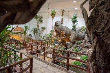 Tayland 'ın Khon Kaen ilindeki Amphoe Phu Wiang' daki Phu Wiang Dinozor Müzesi 'nde bir dinozor figürü. Tayland, Khon Kaen, 6 Aralık 2024