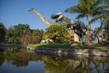 Tayland 'ın Khon Kaen şehrinde Amphoe Phu Wiang' daki Khon Kaen Geopark 'ta dinozor. Tayland, Khon Kaen, 6 Aralık 2024