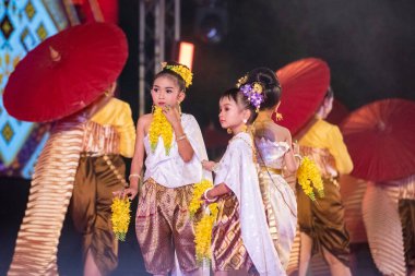 Tayland 'ın Khon Kaen ilinin İpek Fuarı' nda geleneksel Tayland Dansı. Tayland, Khon Kaen, 4 Aralık 2024