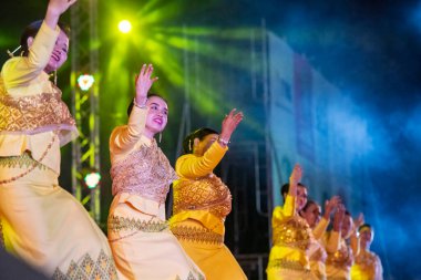 Tayland 'ın Khon Kaen ilinin İpek Fuarı' nda geleneksel Tayland Dansı. Tayland, Khon Kaen, 4 Aralık 2024