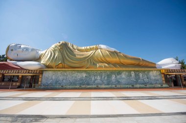 Tayland 'ın Khon Kaen ilindeki Amphoe Phu Wiang' da Wat Pa Kittiyanusorn 'da uzanan Buda. Tayland, Khon Kaen, 6 Aralık 2024