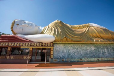 Tayland 'ın Khon Kaen ilindeki Amphoe Phu Wiang' da Wat Pa Kittiyanusorn 'da uzanan Buda. Tayland, Khon Kaen, 6 Aralık 2024