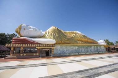 Tayland 'ın Khon Kaen ilindeki Amphoe Phu Wiang' da Wat Pa Kittiyanusorn 'da uzanan Buda. Tayland, Khon Kaen, 6 Aralık 2024