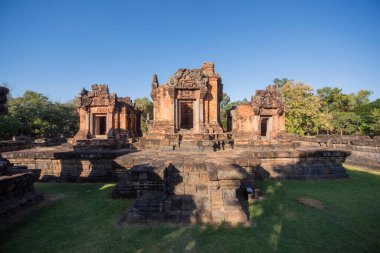 Tayland 'ın Khon Kaen ilindeki Prasat Puay Noi Tapınağı kalıntıları. Tayland, Khon Kaen, 8 Aralık 2024