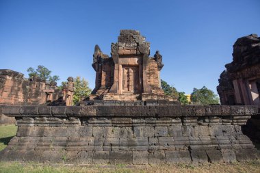 Tayland 'ın Khon Kaen ilindeki Prasat Puay Noi Tapınağı kalıntıları. Tayland, Khon Kaen, 8 Aralık 2024