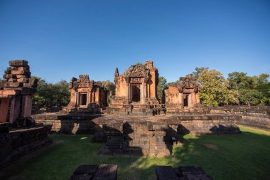 Tayland 'ın Khon Kaen ilindeki Prasat Puay Noi Tapınağı kalıntıları. Tayland, Khon Kaen, 8 Aralık 2024