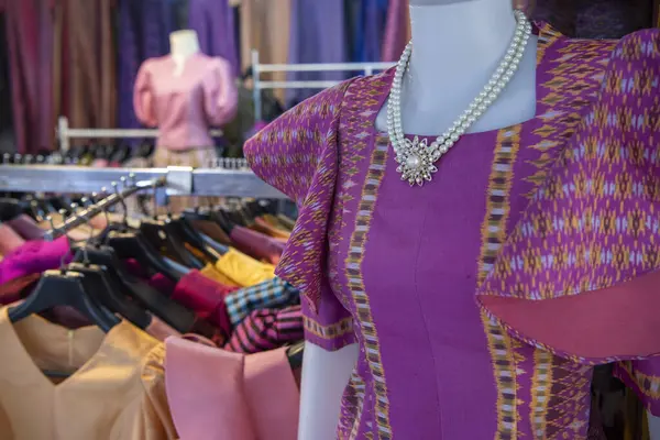 Tayland 'ın Khon Kaen ve Khon Kaen ilindeki İpek Fuarı' nda Tayland İpek Elbise Pazarı. Tayland, Khon Kaen, 5 Aralık 2024