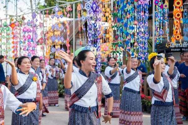 Tayland 'ın Khon Kaen ilinin İpek Fuarı' nda geleneksel Tayland Dansı. Tayland, Khon Kaen, 5 Aralık 2024