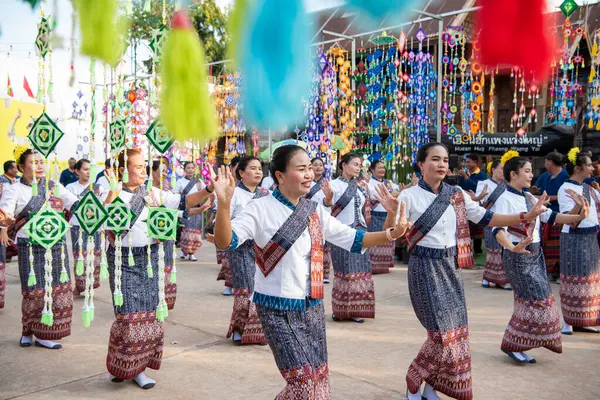 Tayland 'ın Khon Kaen ilinin İpek Fuarı' nda geleneksel Tayland Dansı. Tayland, Khon Kaen, 5 Aralık 2024