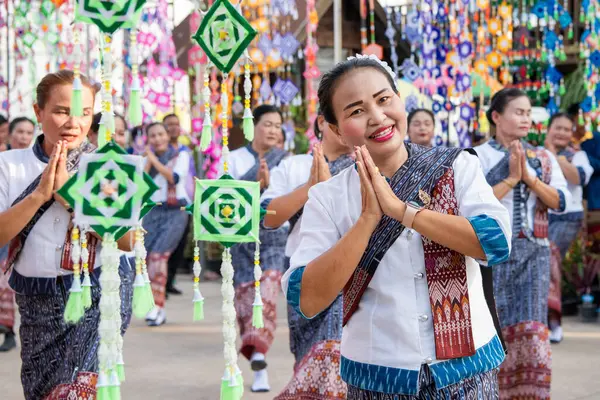 Tayland 'ın Khon Kaen ilinin İpek Fuarı' nda geleneksel Tayland Dansı. Tayland, Khon Kaen, 5 Aralık 2024