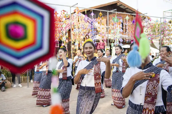 Tayland 'ın Khon Kaen ilinin İpek Fuarı' nda geleneksel Tayland Dansı. Tayland, Khon Kaen, 5 Aralık 2024