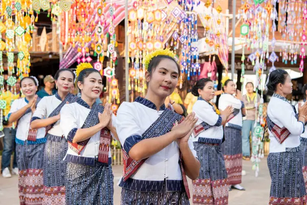 Tayland 'ın Khon Kaen ilinin İpek Fuarı' nda geleneksel Tayland Dansı. Tayland, Khon Kaen, 5 Aralık 2024