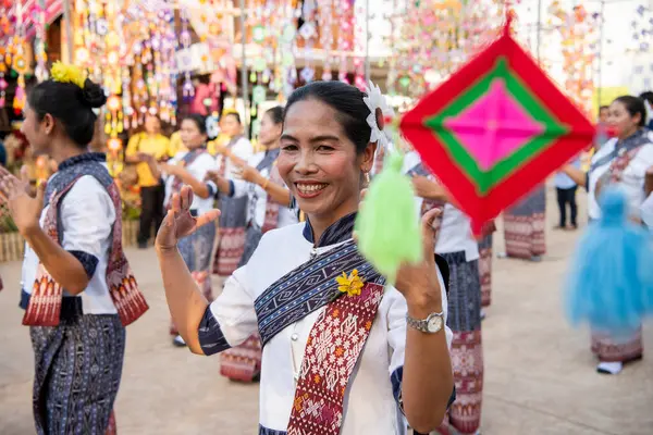 Tayland 'ın Khon Kaen ilinin İpek Fuarı' nda geleneksel Tayland Dansı. Tayland, Khon Kaen, 5 Aralık 2024