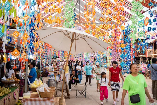 Tayland 'ın Khon Kaen ilinin İpek Fuarı' nda renkli bir cadde. Tayland, Khon Kaen, 5 Aralık 2024