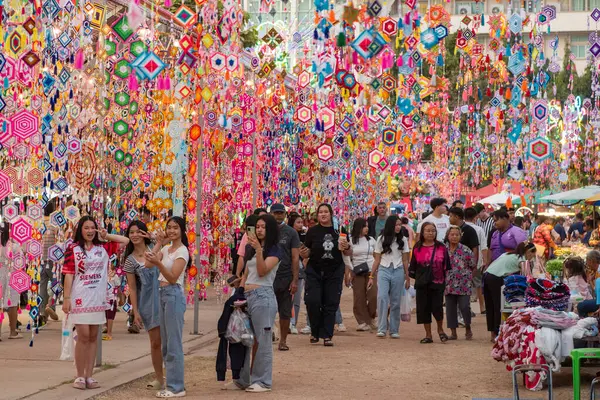 Tayland 'ın Khon Kaen ilinin İpek Fuarı' nda renkli bir cadde. Tayland, Khon Kaen, 5 Aralık 2024