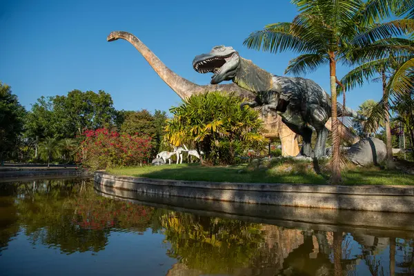 Tayland 'ın Khon Kaen şehrinde Amphoe Phu Wiang' daki Khon Kaen Geopark 'ta dinozor. Tayland, Khon Kaen, 6 Aralık 2024