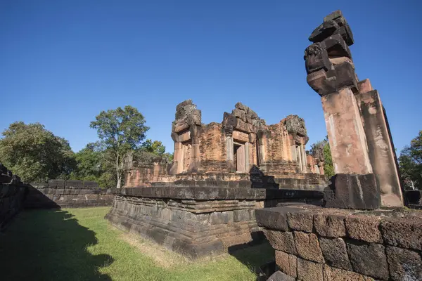 Tayland 'ın Khon Kaen ilindeki Prasat Puay Noi Tapınağı kalıntıları. Tayland, Khon Kaen, 8 Aralık 2024