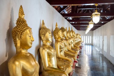 Tayland 'ın Phitsanulok kentindeki Wat Phra Si Rattana Mahathat' daki Buda Galerisi. Tayland, Phitsanulok, Kasım 29, 2024.