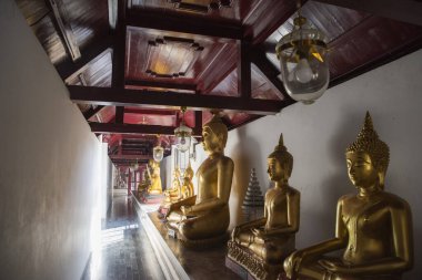 Tayland 'ın Phitsanulok kentindeki Wat Phra Si Rattana Mahathat' daki Buda Galerisi. Tayland, Phitsanulok, Kasım 29, 2024.