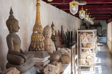 Tayland 'ın Phitsanulok kentindeki Wat Phra Si Rattana Mahathat' daki Buda Galerisi. Tayland, Phitsanulok, Kasım 29, 2024.