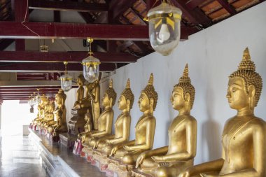 Tayland 'ın Phitsanulok kentindeki Wat Phra Si Rattana Mahathat' daki Buda Galerisi. Tayland, Phitsanulok, Kasım 29, 2024.