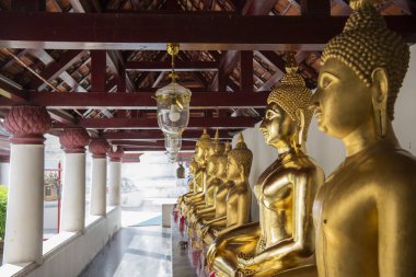 Tayland 'ın Phitsanulok kentindeki Wat Phra Si Rattana Mahathat' daki Buda Galerisi. Tayland, Phitsanulok, Kasım 29, 2024.